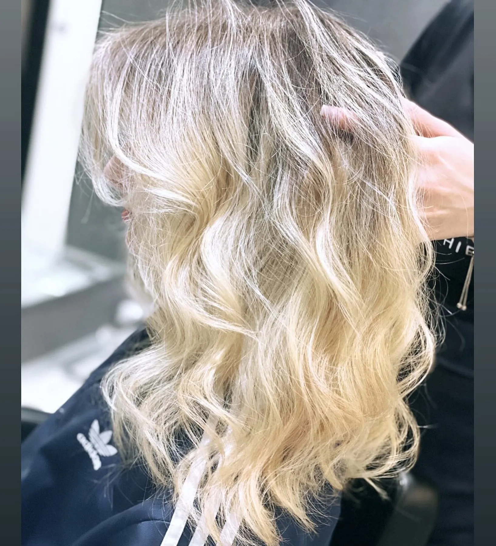 Balayage biondo con onde morbide