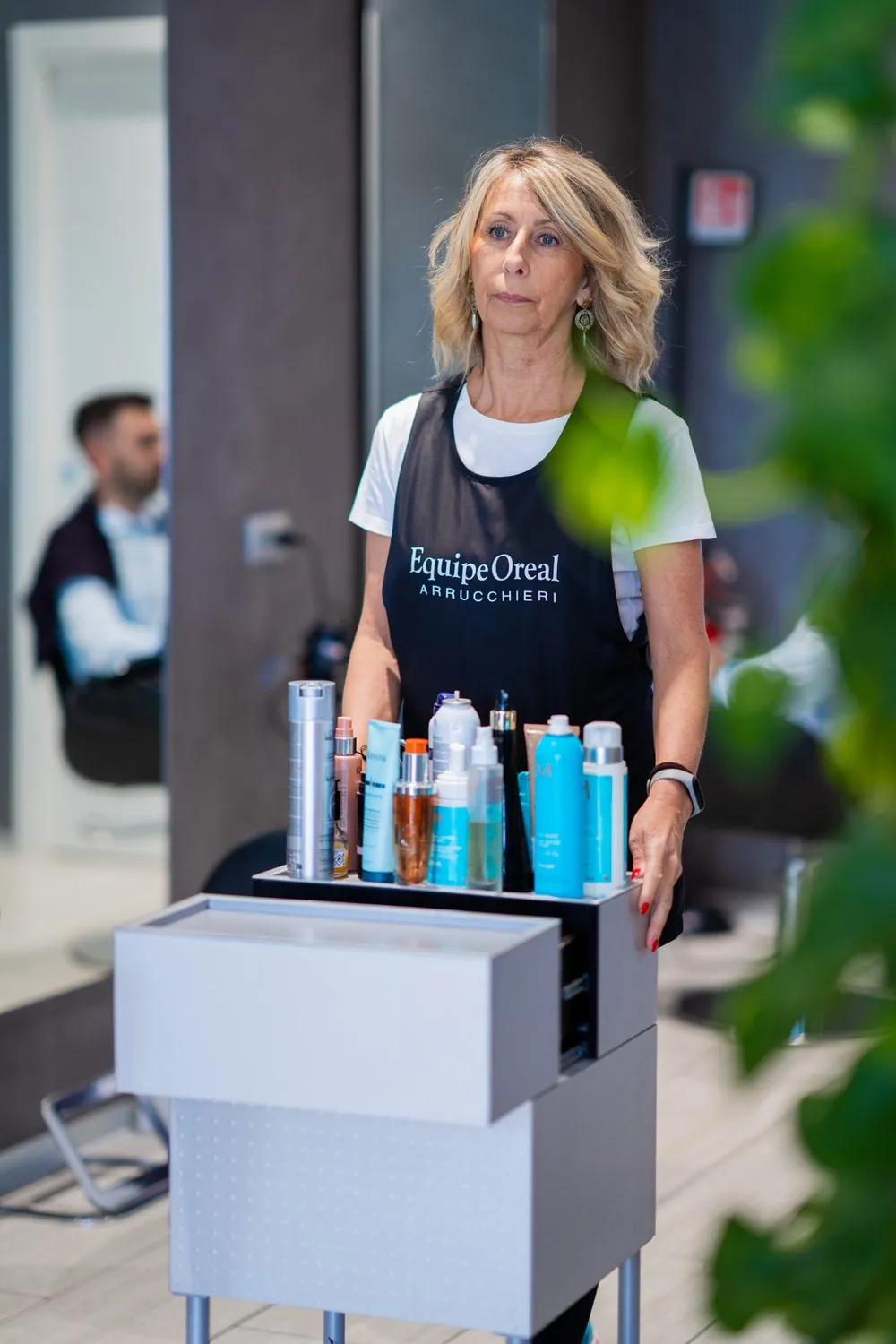 Milena con il carrello dei prodotti professionali