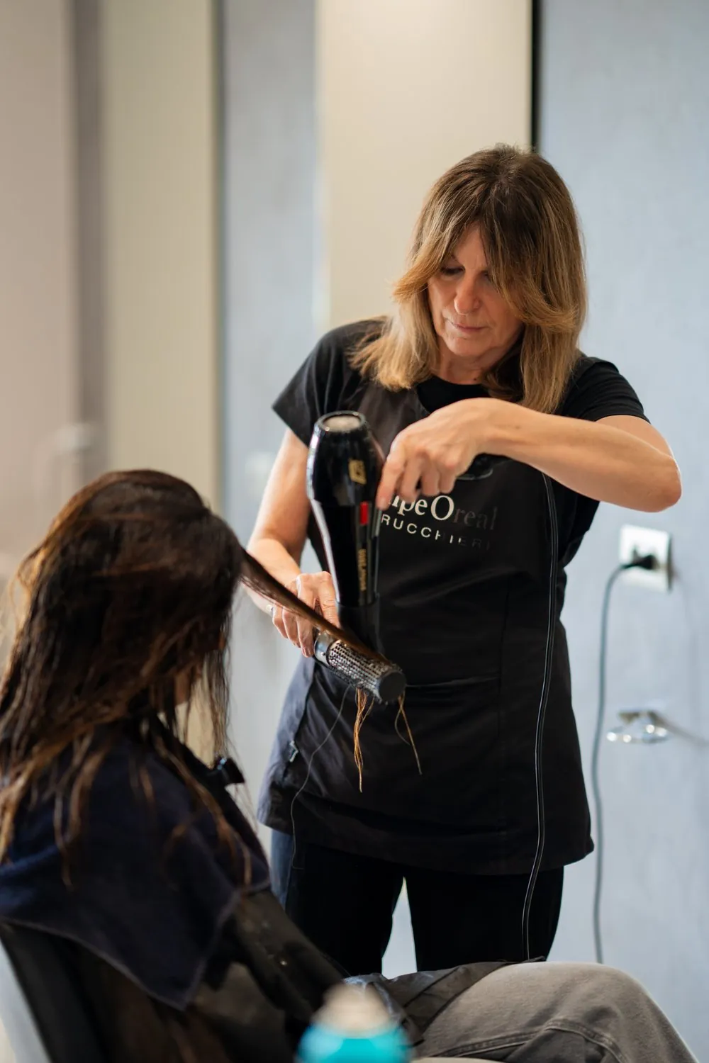 Styling con piastra su capelli scuri